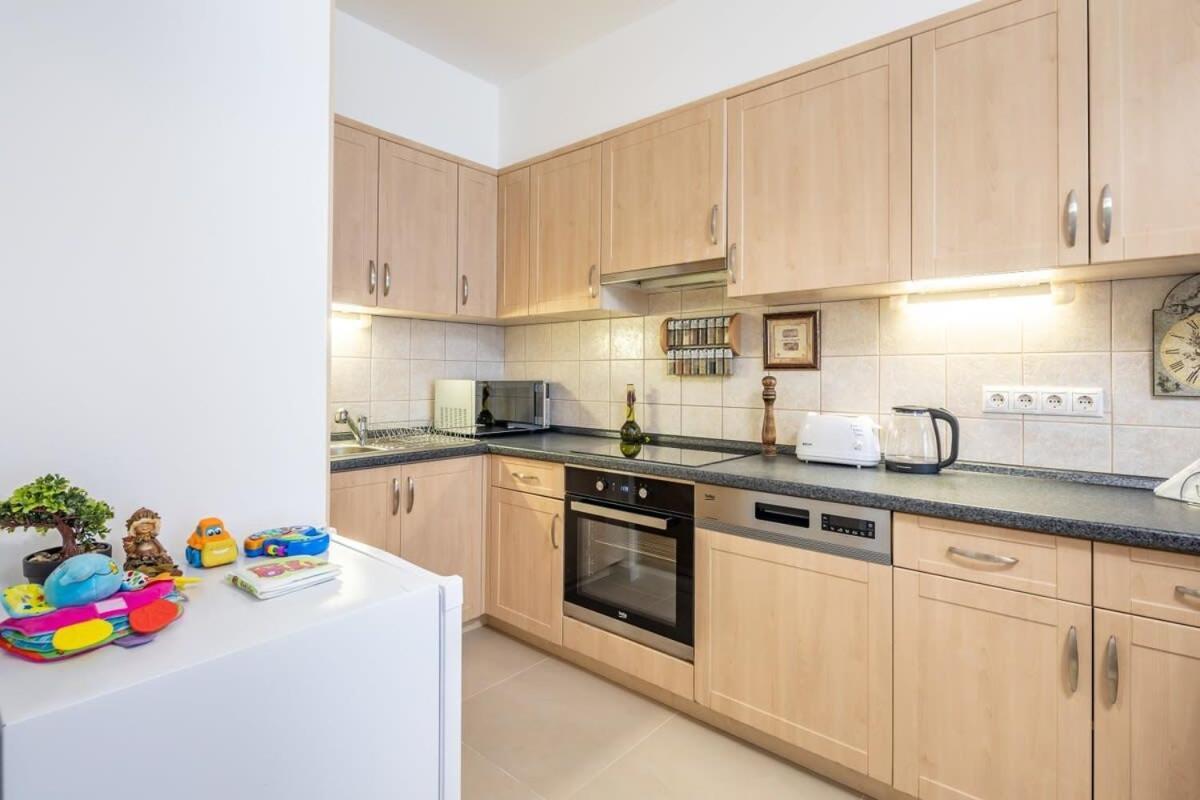 Homey Apartment With Ac And Balcony 부다페스트 외부 사진