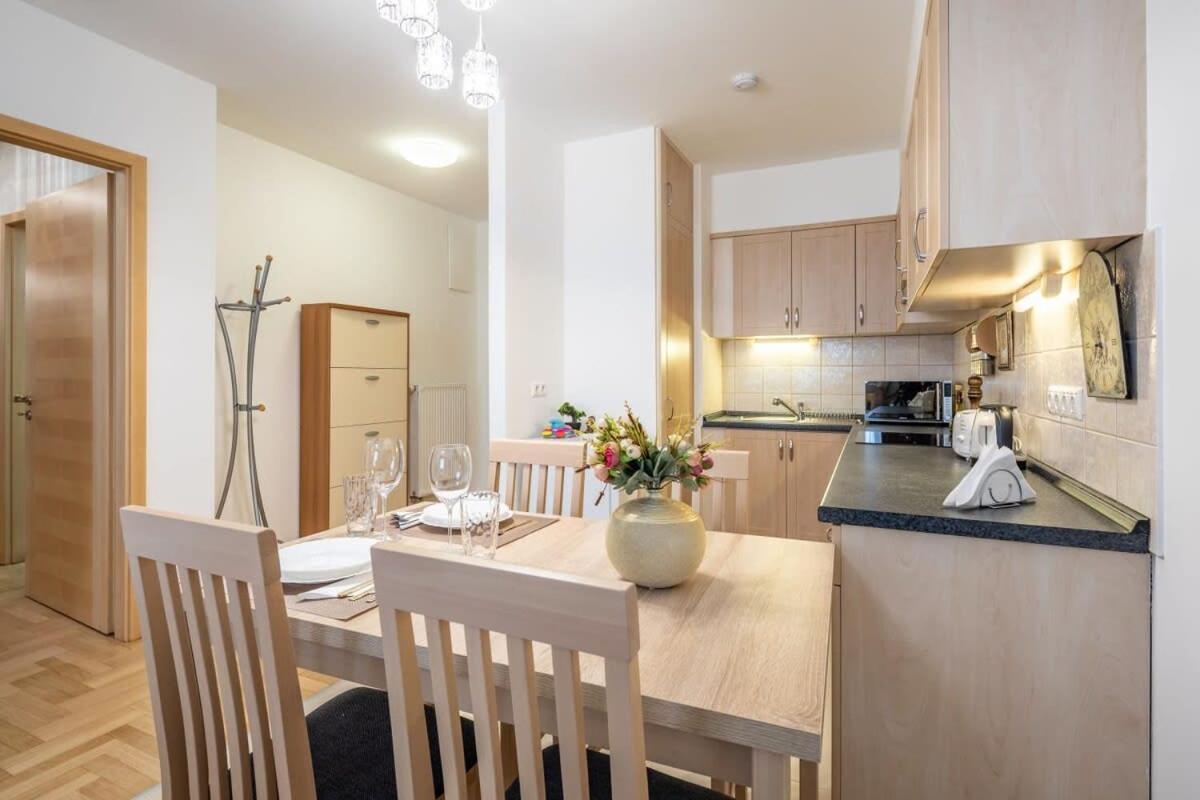 Homey Apartment With Ac And Balcony 부다페스트 외부 사진
