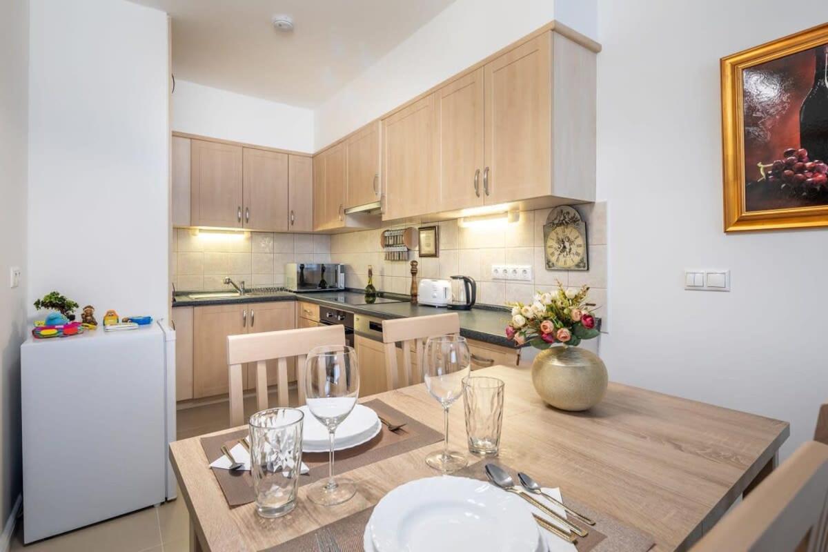 Homey Apartment With Ac And Balcony 부다페스트 외부 사진